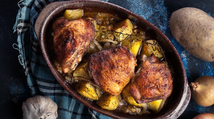 Курячі стегенця з картоплею і сухофруктами