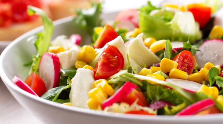 Салат з редискою, моцарелою та кукурудзою