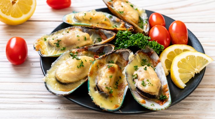Запечені мідії з сиром