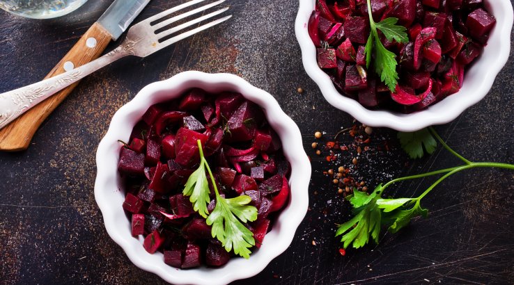 Буряковий салат з петрушкою на двох круглих тарілках