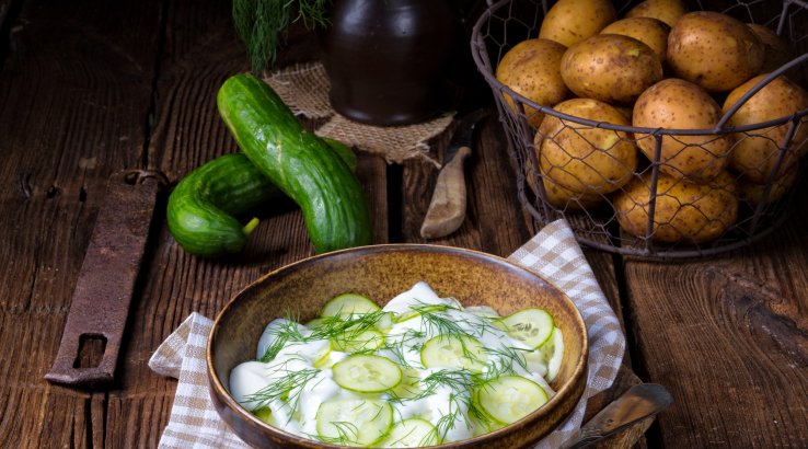 Салат з молодою картоплею і огірком