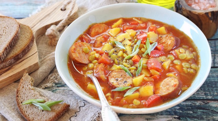 Гороховий суп з ковбасками і сиром