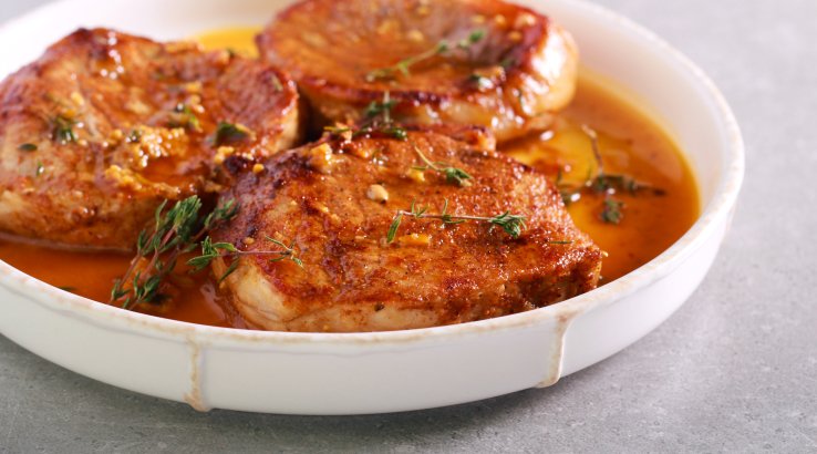 Свинячі відбивні з травами