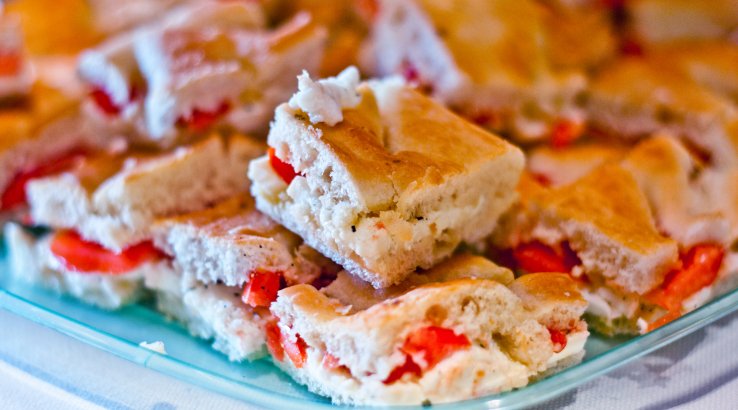 Фокача зі шпинатом, оливками і моцарелою