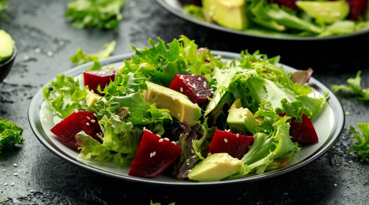 Салат з буряком та авокадо