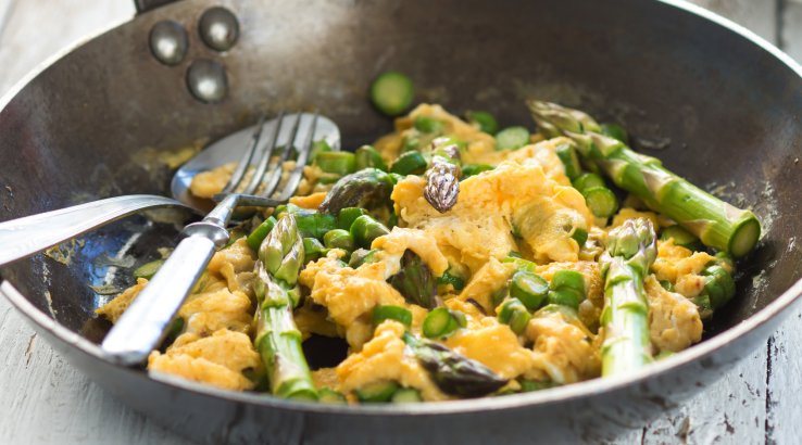 Омлет зі спаржею краже подавати з томатами