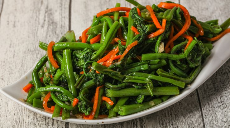 Салат з часникових стрілок і моркви