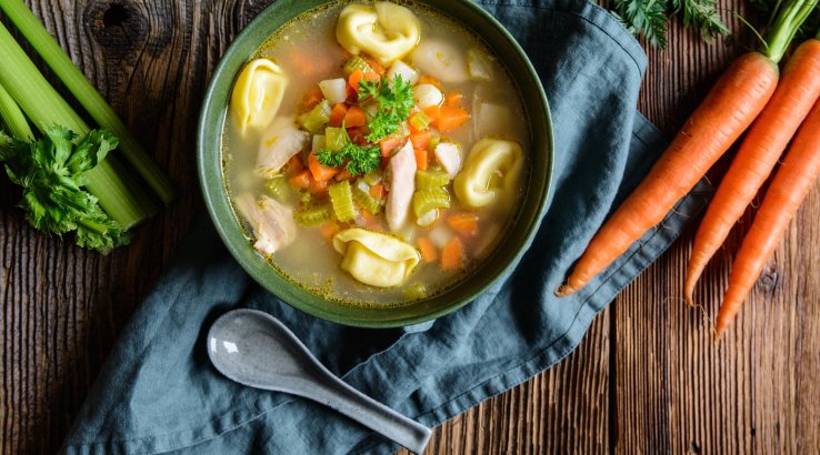 Овочевий суп з тортеліні і пармезаном