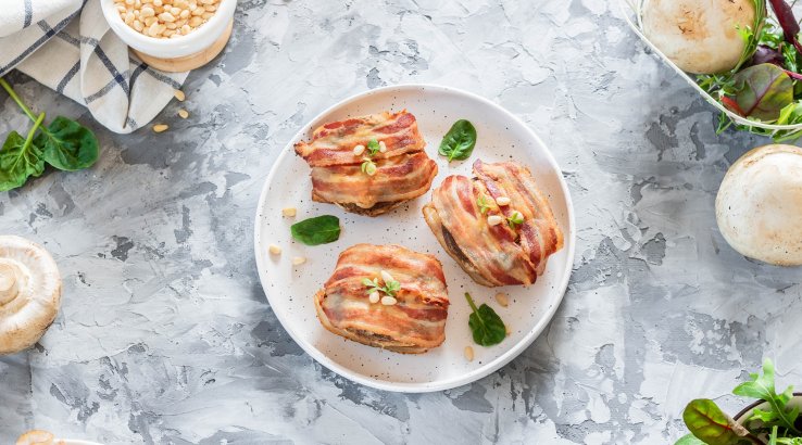 Фаршировані печериці в беконі