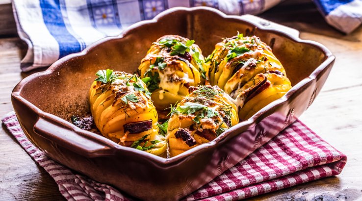 Картопля, фарширована розмарином і часником