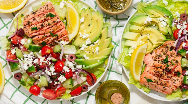 Середземноморський салат з лососем та авокадо