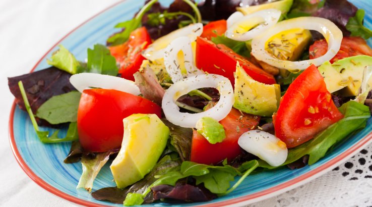 Салат з авокадо і овочами