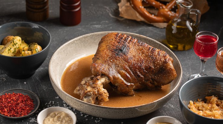 Гомілка в ревеневій скоринці