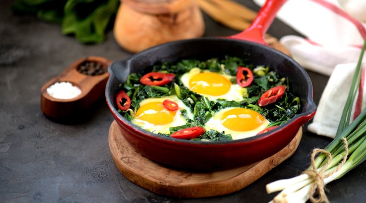 Яєчня з овочами та шпинатом