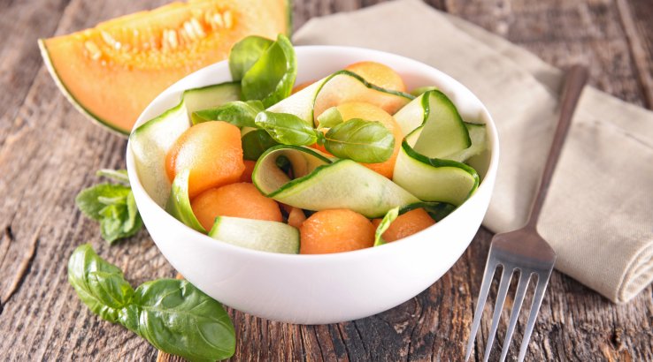 Салат с дыней и огурцом