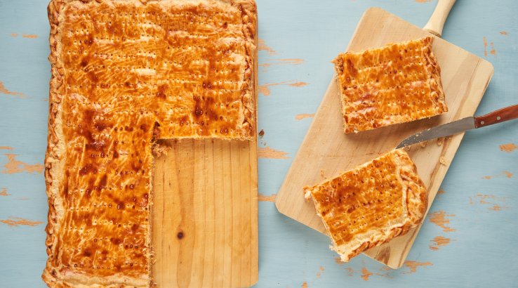 Рибний пиріг з листкового тіста з грибами