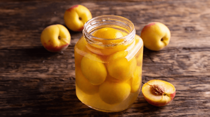 Консервовані персики з кісточкою