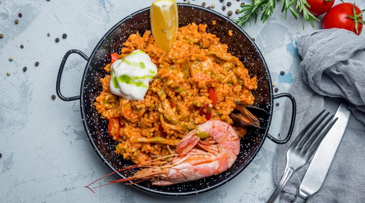 Паелья з креветками і кальмарами