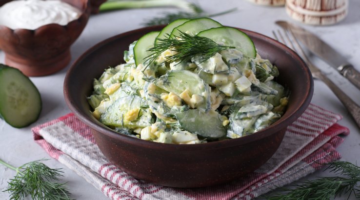 Салат з огірком, яйцями, сиром та зеленню