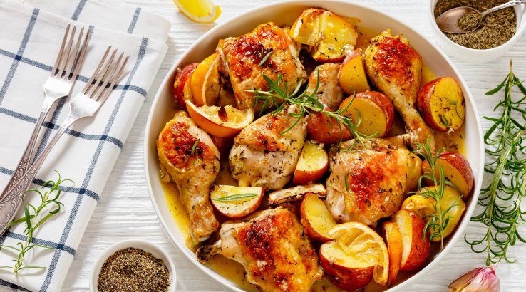 Курячі стегна на картоплі