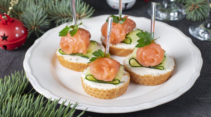 Канапе на шпажках з червоною рибою