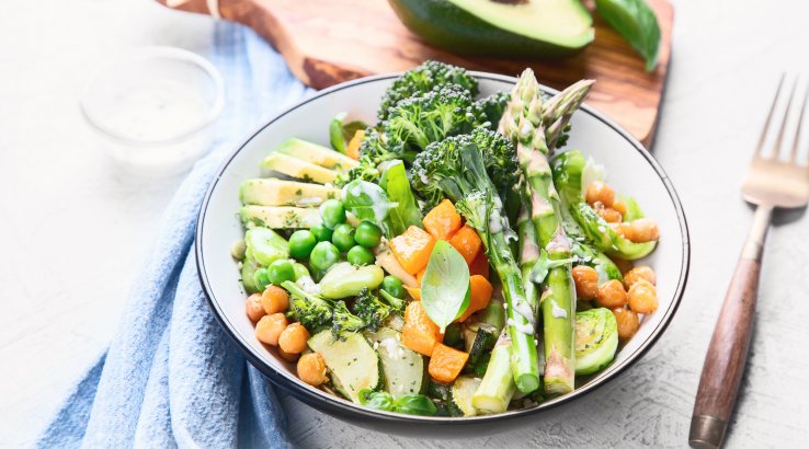 Салат зі спаржею, авокадо та манго