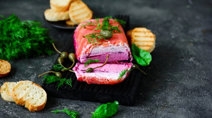 Буряковий терин з вершковим сиром і лососем