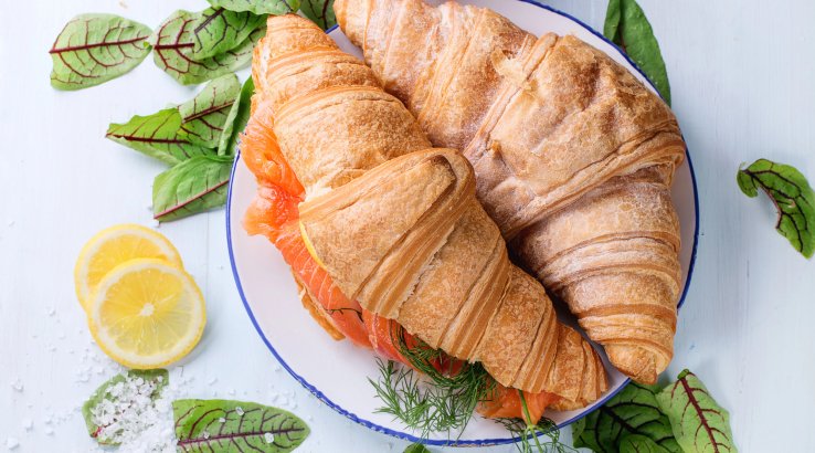 Круасан з лососем