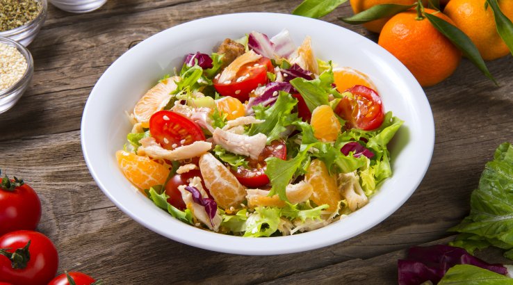 Салат з мандаринами, куркою та капустою