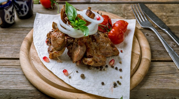 Свинячий шашлик на мінералці