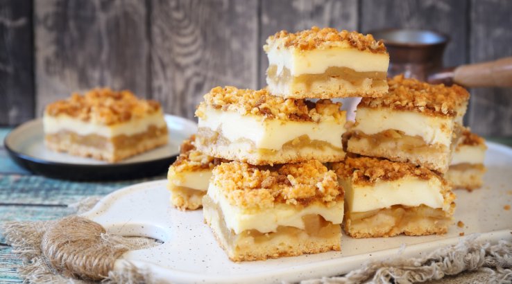 Тертий пиріг з яблуками і пудингом