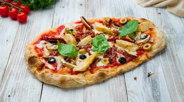 Вегетарианская пицца с перцем, оливками и двойным сыром