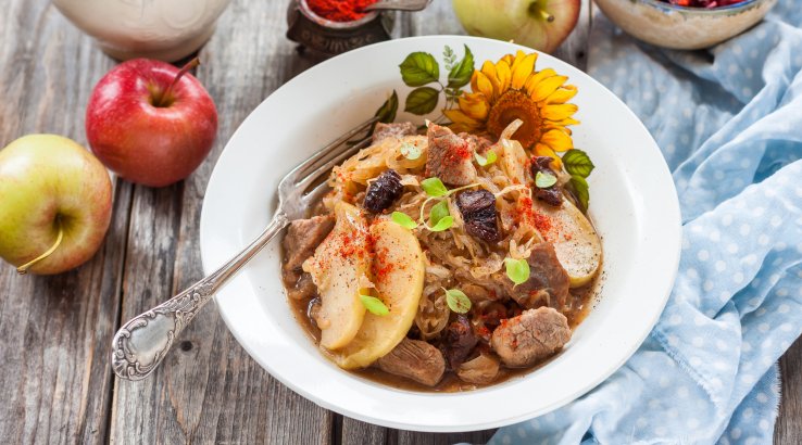 Душенина з капустою і яблуками рецепт