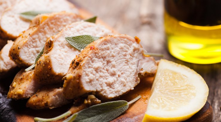 Запечена куряча грудка з шавлією і маслом