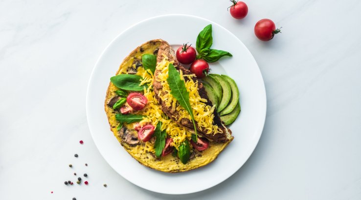 Італійський омлет з томатами, базиліком і моцарелою