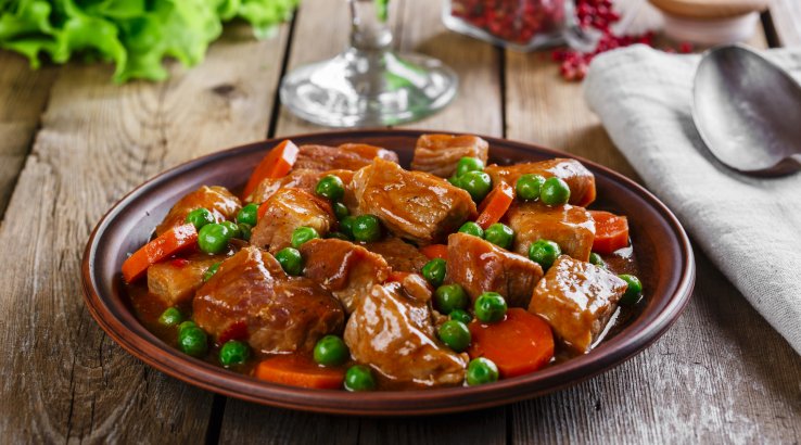 Гуляш з горошком і овочами