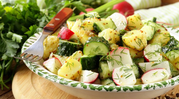 Салат з молодої картоплі та редиски