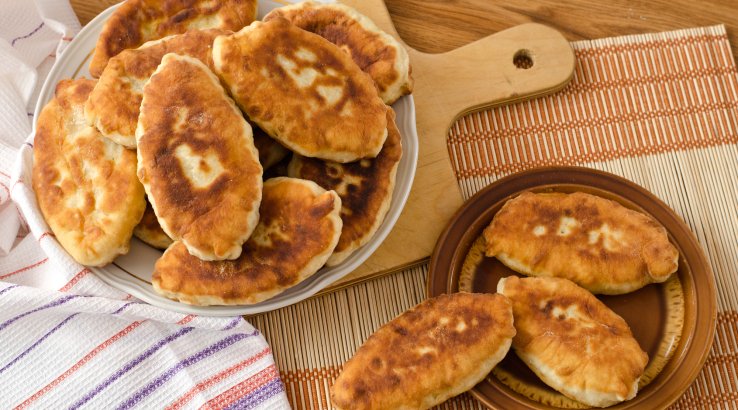 Пиріжки з зеленою цибулею і яйцями