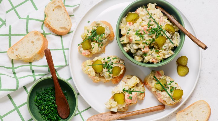 Олів’є з кальмарами на бутербродах