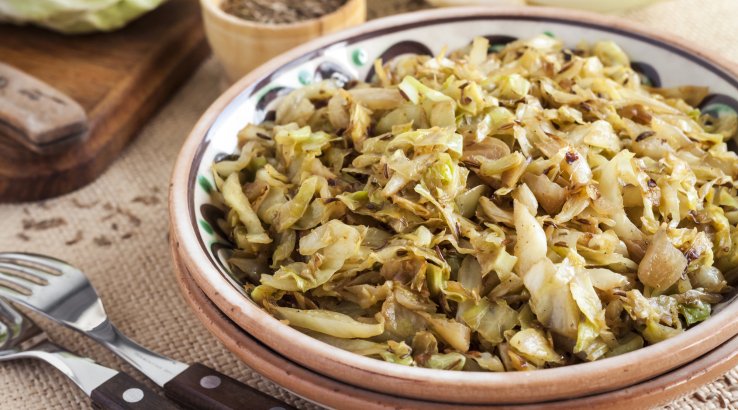 Салат з куркою у великій мисці на столі