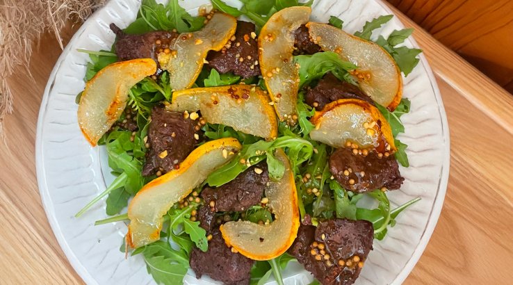 Салат з печінкою та грушею