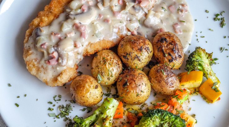 Шніцель зі свинини у паніровці