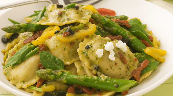 сніданок із равіолі та спаржею