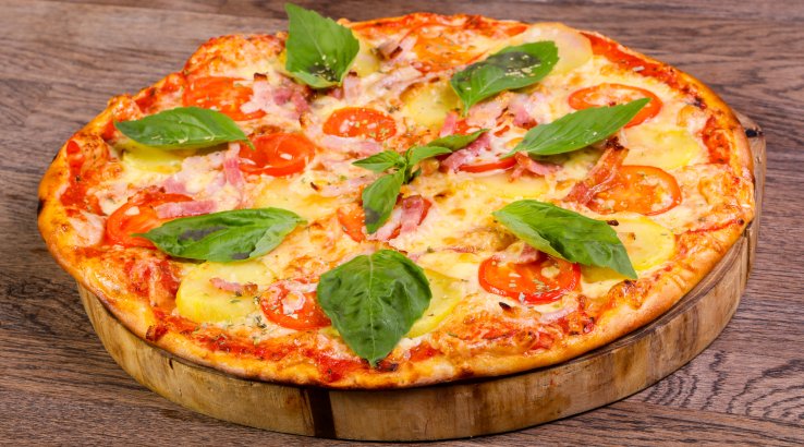 Піца по-селянськи з картоплею і беконом