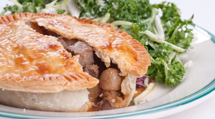 М'ясна запіканка у тісті з картоплею