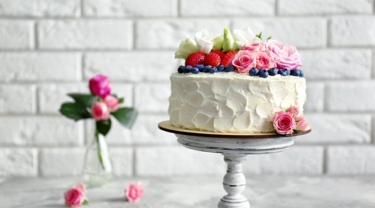Торт з полуницею та трояндою