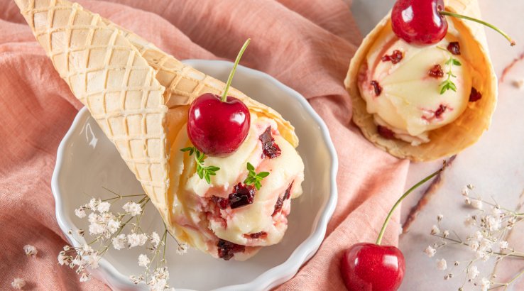 Ванільне і вишневе морозиво
