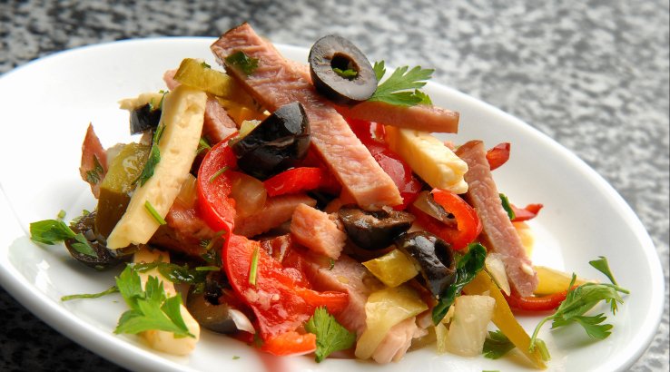 Салат з шинкою, перцем і маслинами