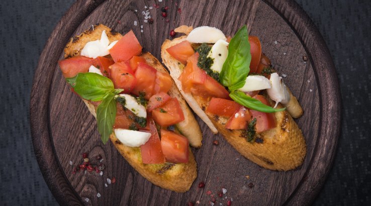 Італійські брускети з соусом песто