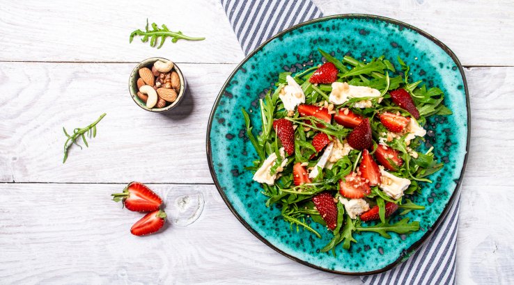 Салат з плавленим сиром і полуницею